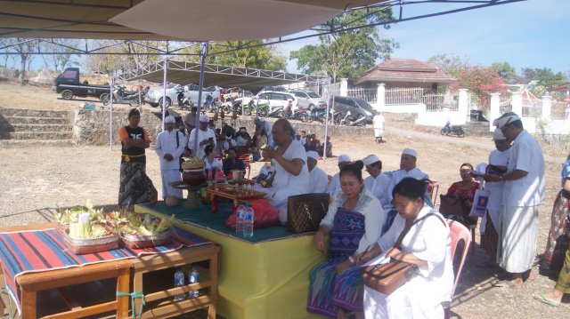 Mecaru dan Matur Piuning di Pura Prajapati