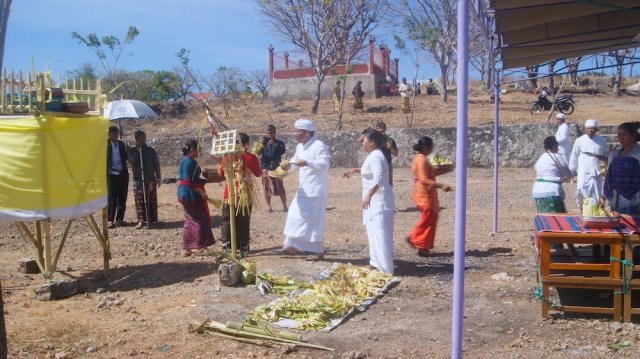 Mecaru dan Matur Piuning di Pura Prajapati