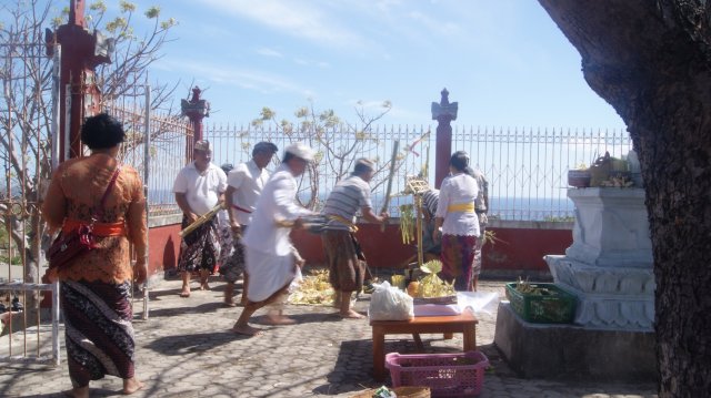 Mecaru dan Matur Piuning di Pura Prajapati