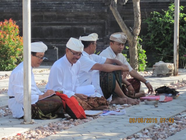 Mecaru dan Matur Piuning di Pura Oebananta