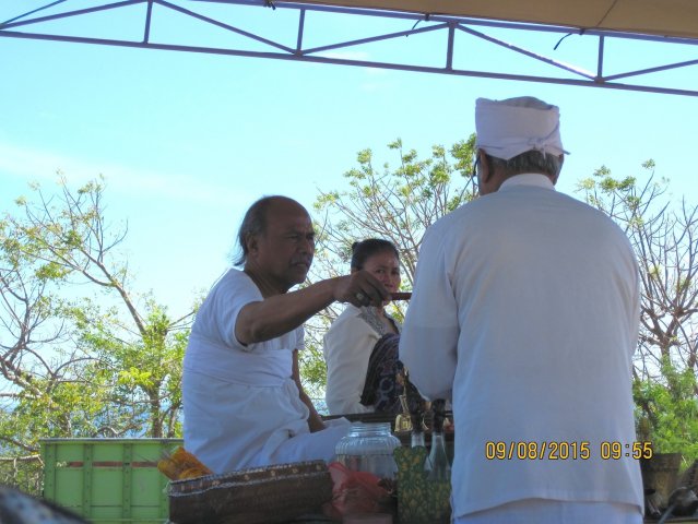 Mecaru dan Matur Piuning di Pura Oebananta