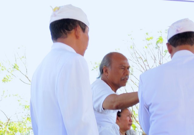 Mecaru dan Matur Piuning di Pura Prajapati