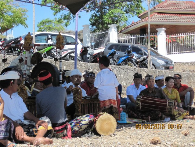 Mecaru dan Matur Piuning di Pura Prajapati