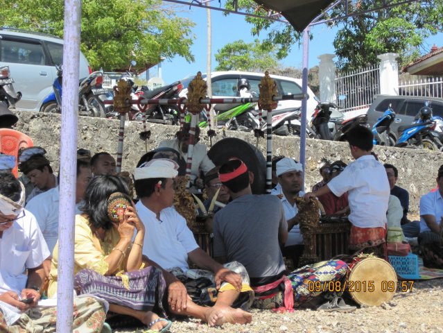 Mecaru dan Matur Piuning di Pura Prajapati