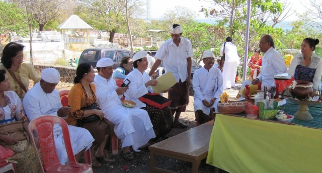 Mecaru dan Matur Piuning di Pura Prajapati