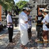 Mecaru dan Matur Piuning di Pura Oebananta